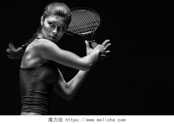 一幅拿球拍的网球运动员肖像.准备打!